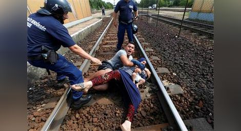 Как унгарската полиция спря влак за Австрия, за да свали бежанците /галерия/