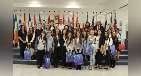 Ученици победители в конкурс гостуваха на Мария Габриел в Европарламента