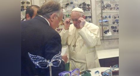 Папата сам си купи очила в Рим
