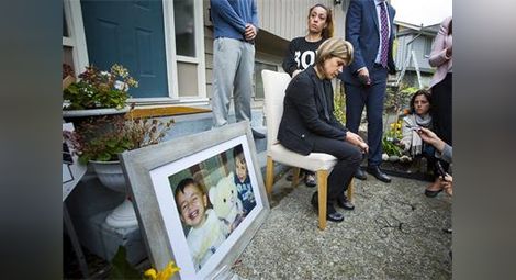 Погребаха 3-годишния Айлян, братчето и майка му