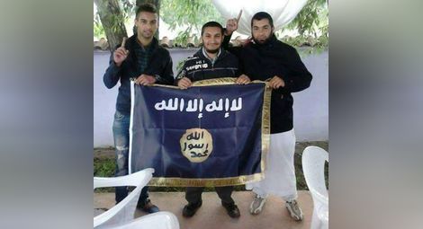 Още „хубавци” със знаме на „Ислямска държава” показа Ангел Джамбазки