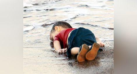 Дишайте, не умирайте, викал бащата на удавените сирийски деца /обзор и галерия/