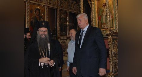 Гергов, Славчо Атанасов и Бареков напуснаха молебена на митрополит Николай заради политическите му пристрастия