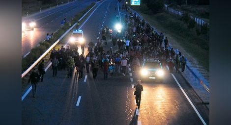 Стотици мигранти ходиха 15 км. пеш по магистрала към Будапеща