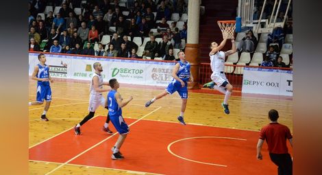 Местни играчи оформят ядрото на новия мъжки баскетболен „Дунав“