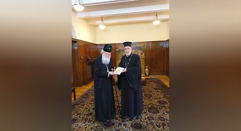 В четвъртък архимандрит Виктор връчи първата част на своето изследване на „възложителя“ - българския патриарх Неофит.   Снимка: Личен архив