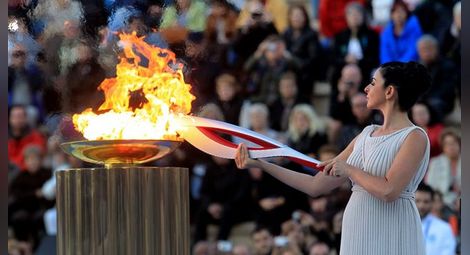 Олимпийският огън е в Сочи преди тържественото откриване на Зимните олимпийски игри утре