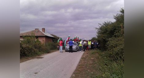 Роми от Гърмен блокираха кръстовището за Марчево и Ковачевица