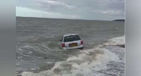 Шофьор паркира на плажа, морето му глътна колата