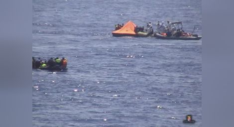 Лодка със 100 бежанци се обърна край гръцки остров, десет се удавиха