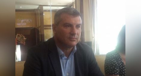 Скандал в Разград: Кметът подарил книжки със своя снимка на деца