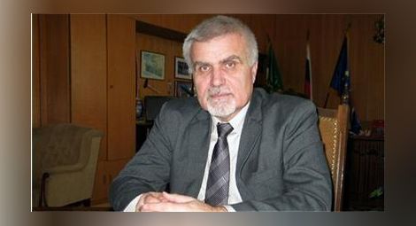 Скандал в Разград: Кметът подарил книжки със своя снимка на деца