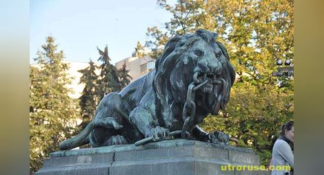 Гол австриец яхна лъва на Паметника на свободата