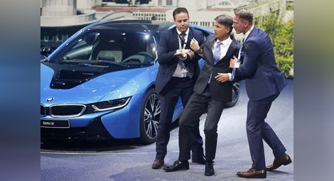 Изпълнителният директор на BMW припадна по време на автоизложение във Франкфурт