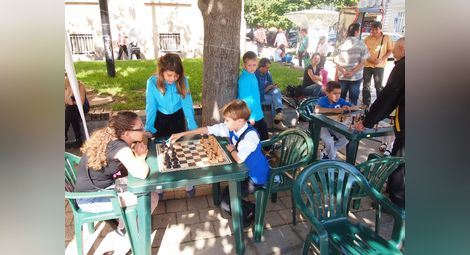 Шах и танци на открито  показаха от Младежкия дом 