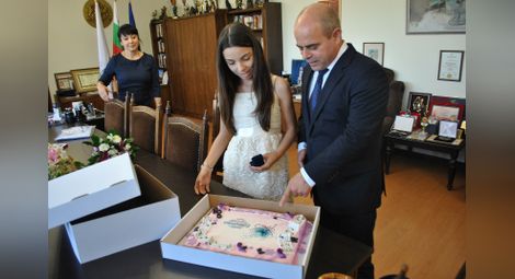 Габи със златна значка „Русе“ и торта от кмета Стоилов