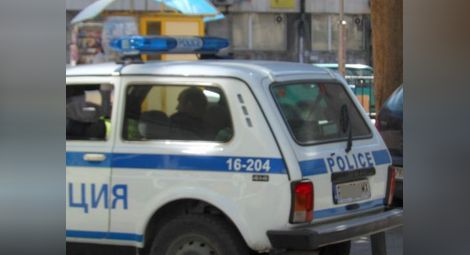 Напрежение! Полицаи припадат, викат линейка пред РУП - Асеновград
