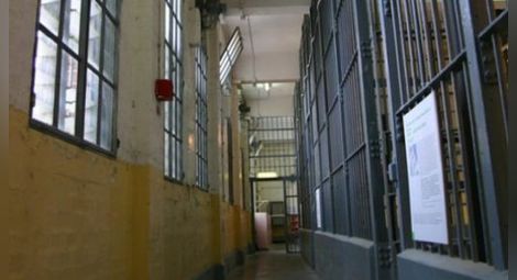 Намериха обесен и накълцан затворник в Софийския затвор
