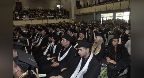 1100 бакалаври и магистри излязоха с дипломи от Канев център