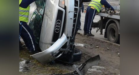 Жестока трагедия в Попово! Шофьор без книжка се уби и рани 5 деца