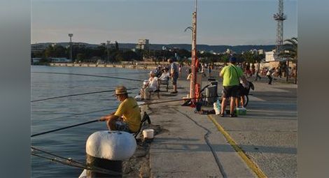 Въпреки разпореждане на Борисов, охранители заключват рибари на кея във Варна