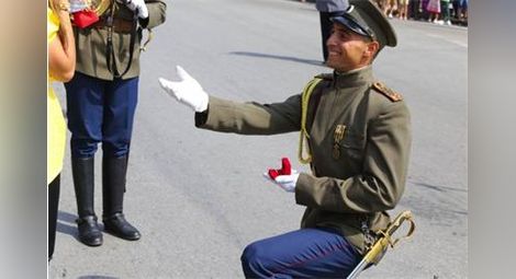 Офицер предложи брак на приятелката си пред хиляди на площада във Велико Търново