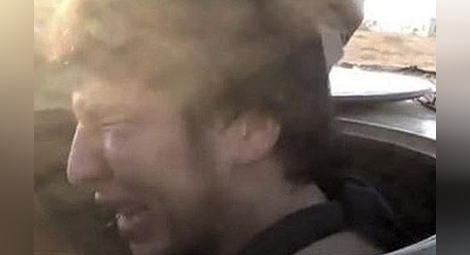 Шокиращи кадри с плачещ терорист преди смъртта му обикалят света (СНИМКИ/ВИДЕО)
