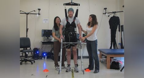 Електроди помагат на парализиран да ходи