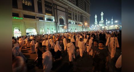 Най-малко 150 души са стъпкани до смърт по време на поклонението в Саудитска Арабия