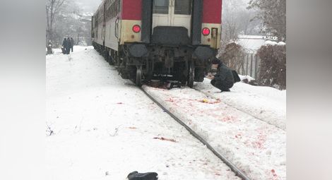 Жена скочи под влака с думите „Сбогом, мое дете“