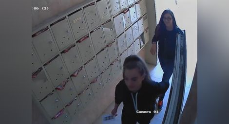 Камера засне как две тийнейджърки  драскат върху ремонтирани стени