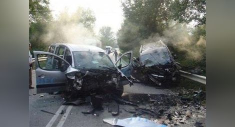Откараха във ВМА шофьора на БГНЕС, пострадал при катастрофата край Абланица