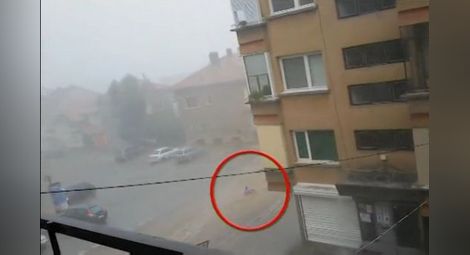 Потоп в Плевен: Мътен поток е повлякъл жена по улица, заклещил я е под автомобил