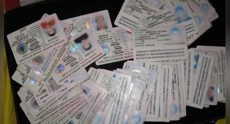 Престъпници изкупуват български лични карти за бежанци