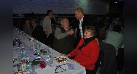 Стоилов зарадва пенсионери с торти за празника на възрастните хора