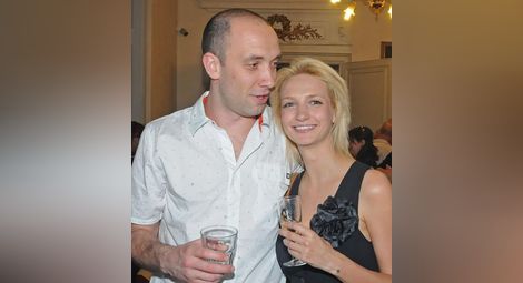 Захари Бахаров обзаведе жена си с лъскав джип за 200 бона