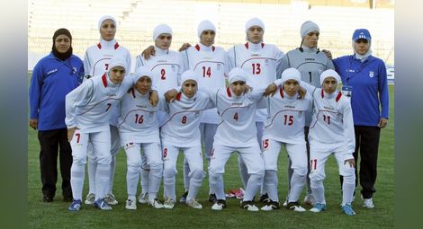 Мъже се състезават в женския национален отбор на Иран по футбол