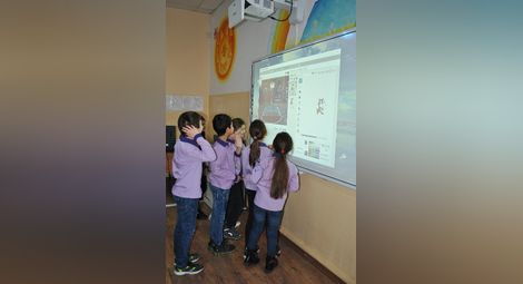 Дигиталните дъски вече приковават интереса на децата в училището.