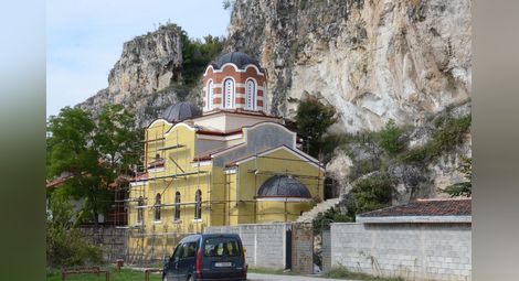 Със 150 000 лева довършват храма в скалния манастир в Басарбово