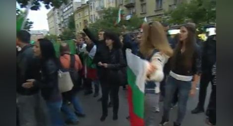 Варна и София запяха "Кой уши байряка" пред централите на ДПС