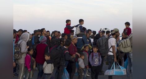 Ново нашествие в Гърция! 6000 бежанци окупираха Лесбос за 2 часа