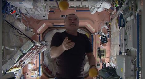 Космонавти ходят по въже и жонглират при нулева гравитация /видео/