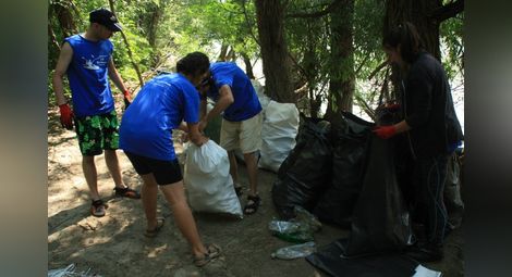 467 чувала боклуци събрани на  дунавските острови за три месеца