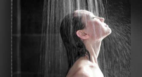 Дерматолози разкриха рисковете от горещия душ