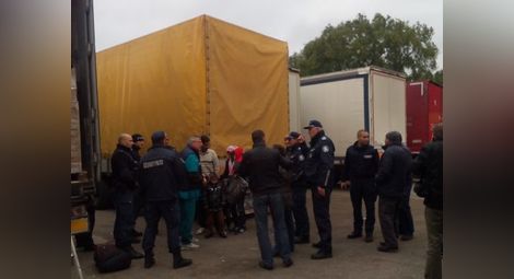 Полицаи обградиха камиона с бежанците! 