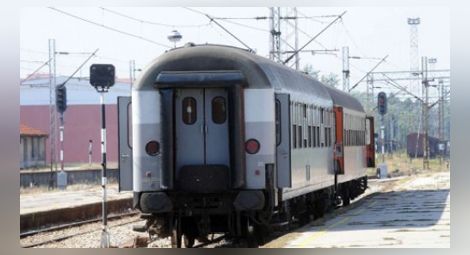 Дим в локомотива спря бързия влак София-Пловдив със 135 пътника