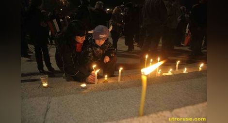 50 човека в траурно шествие запалиха свещи за Пламен