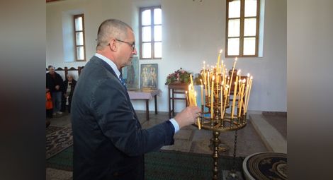 Празнични служби възвестиха деня на Света Петка Българска