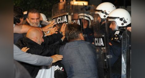 Тежки сблъсъци в Черна гора, има ранени депутати