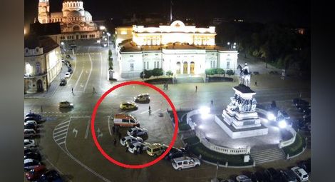 Таксиджия, съден за убийство, преби полицай пред парламента!